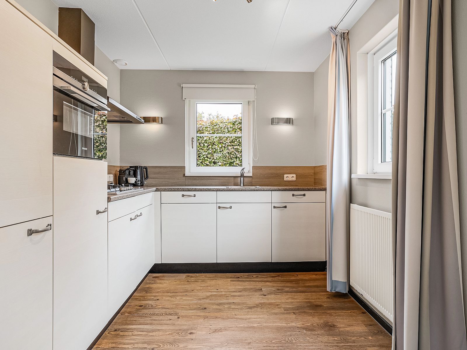 Geraeumige Terrasse mit Gartenmoebeln im Resort Haamstede 6-Personen-Bungalow 6D, Burgh-Haamstede, ideal fuer Mahlzeiten im Freien.