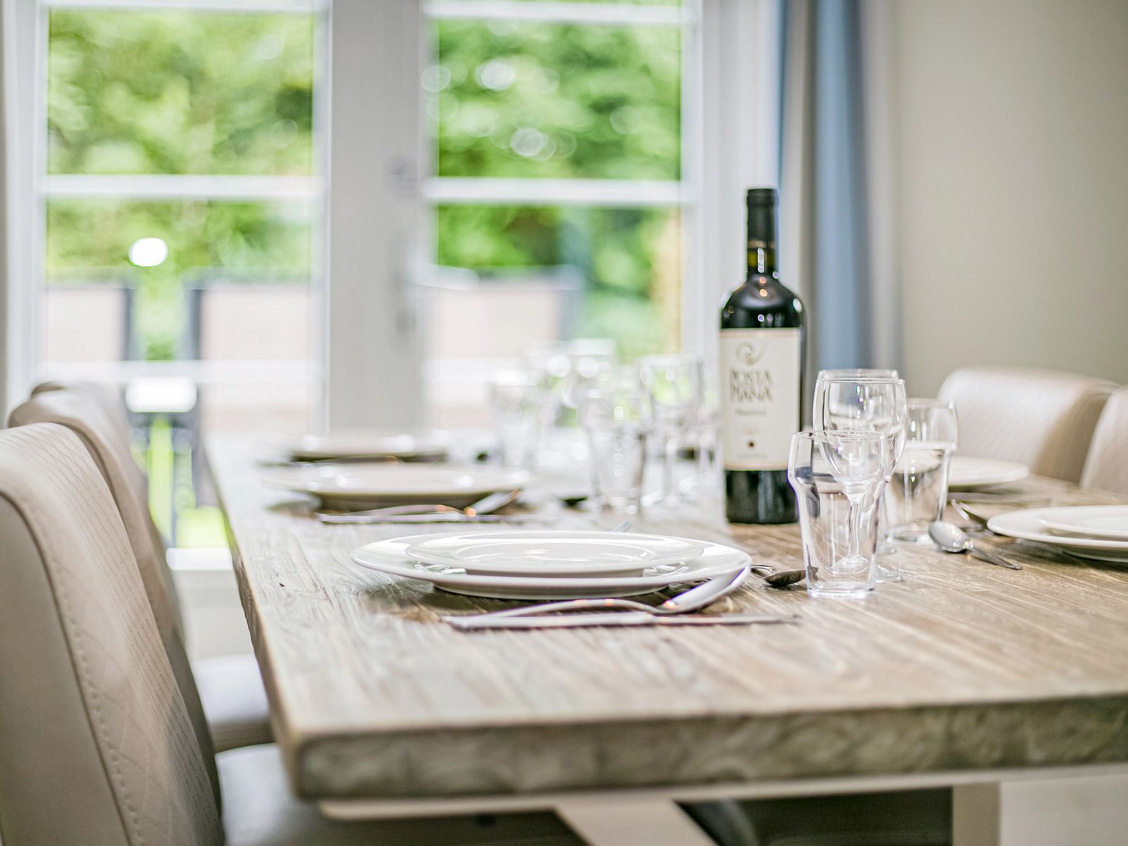 Komfortables Schlafzimmer mit Doppelbett im Resort Haamstede 6-Personen-Bungalow 6D, Burgh-Haamstede.