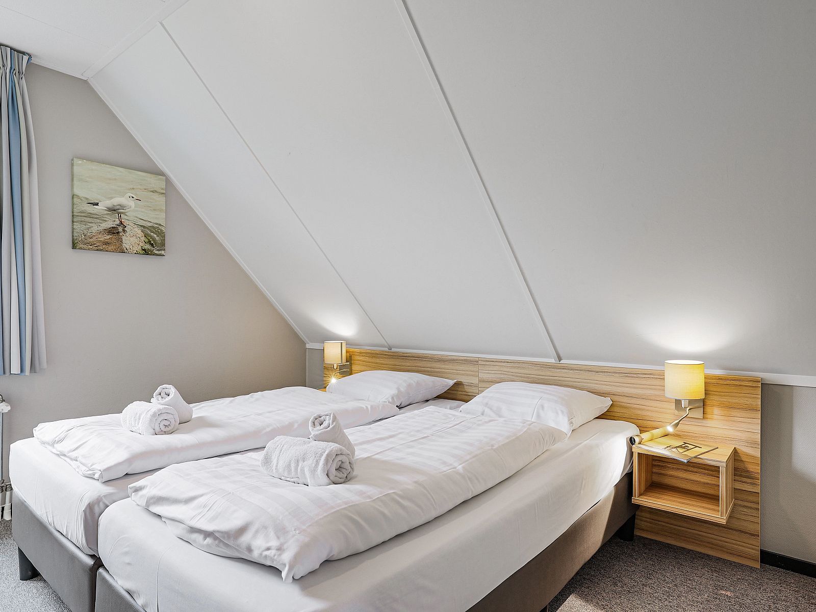 Helles Schlafzimmer mit Aussicht im Resort Haamstede 6-Personen-Bungalow 6D, Burgh-Haamstede, mit Fernseher.