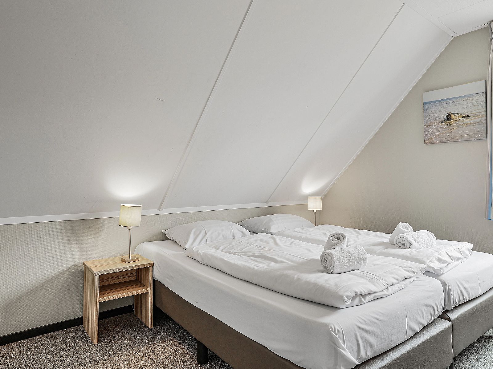 Stilvolles Waschbecken im Badezimmer des Resort Haamstede 6-Bett-Bungalows 6D, Burgh-Haamstede.