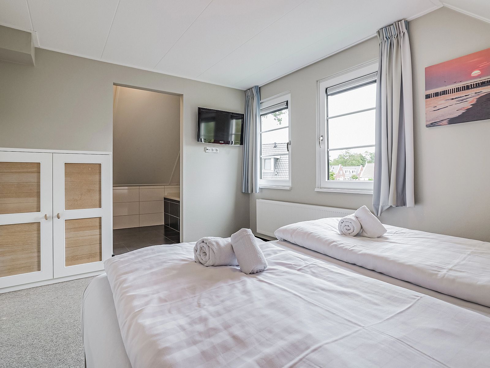 Gemuetliches Schlafzimmer mit Nachtlicht im Resort Haamstede 6-Personen-Bungalow 6D, Burgh-Haamstede.