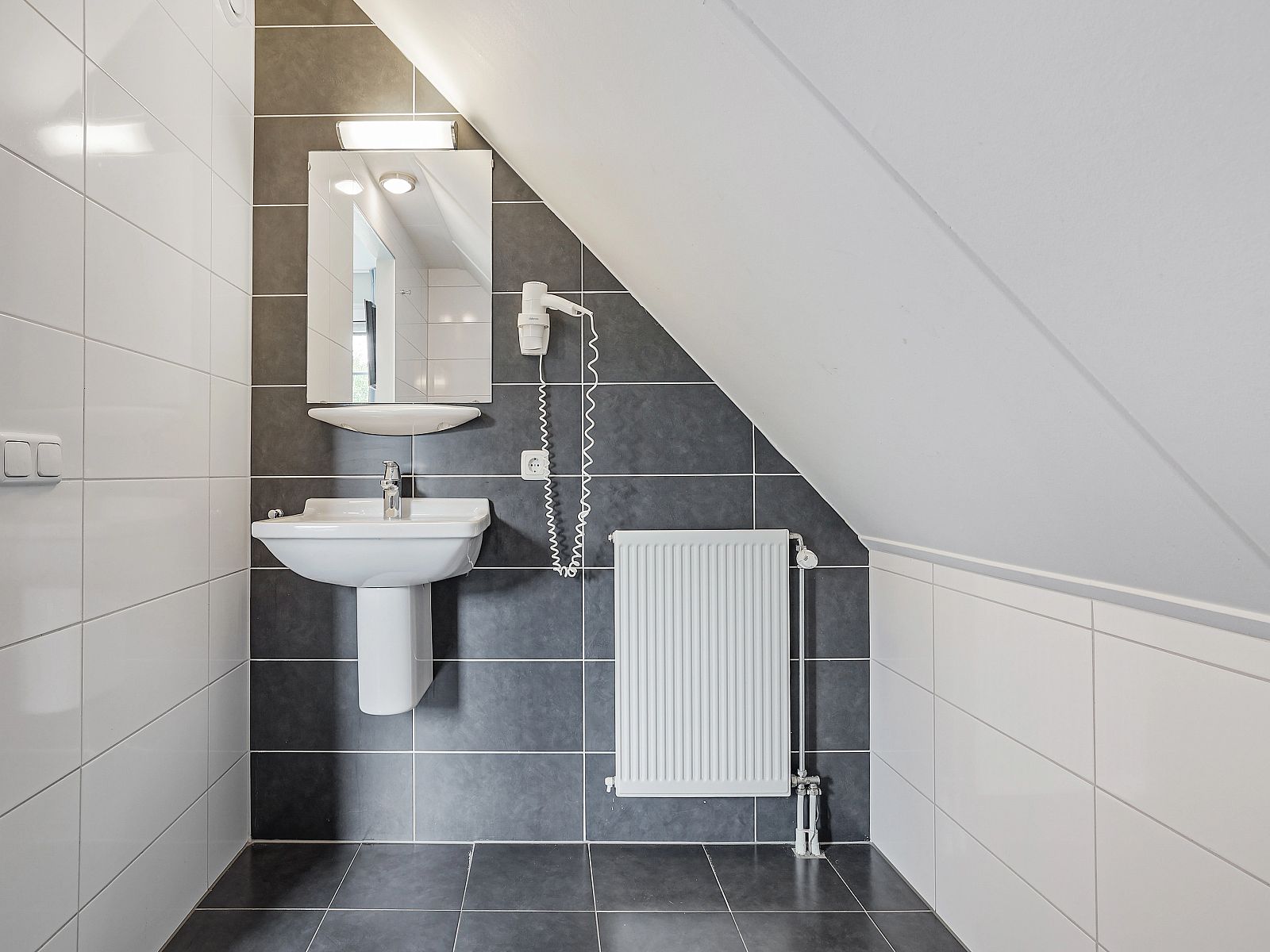 Doppelwaschbecken im Badezimmer des Resort Haamstede 6-Personen-Bungalows 6D, Burgh-Haamstede.