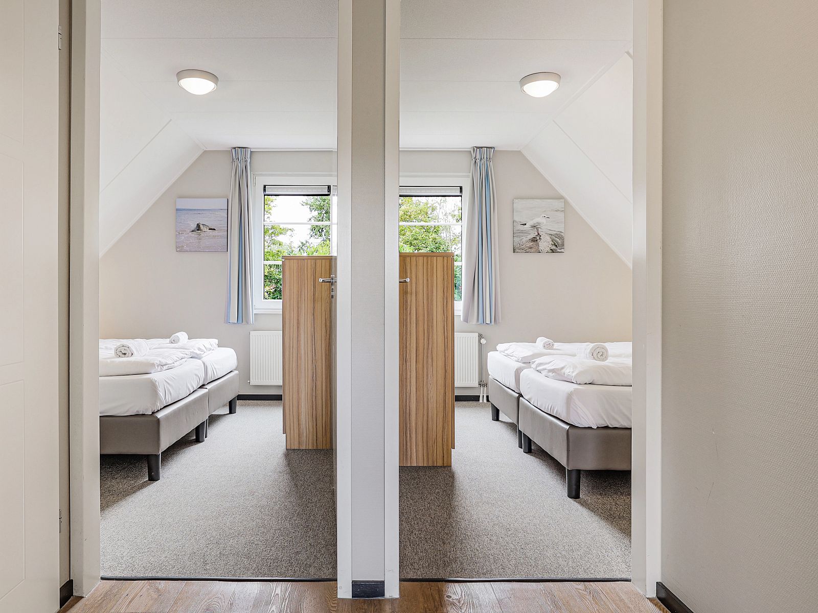 Moderne Dusche mit Handtuchhalter im Resort Haamstede 6-Personen-Bungalow 6D, Burgh-Haamstede.