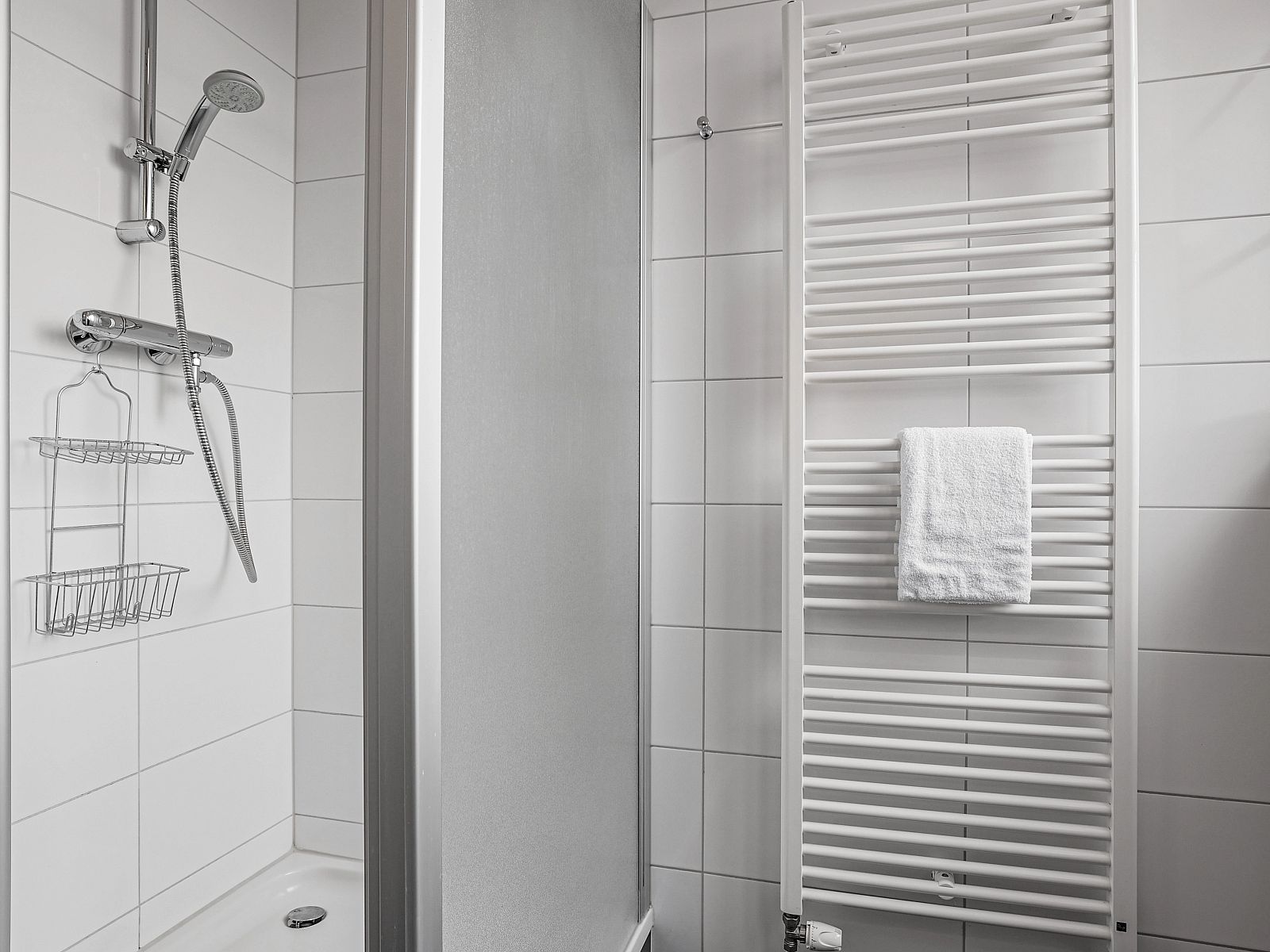 Hinterhof mit Terrasse und Gruenanlage im Resort Haamstede 6-Personen-Bungalow 6D, Burgh-Haamstede.