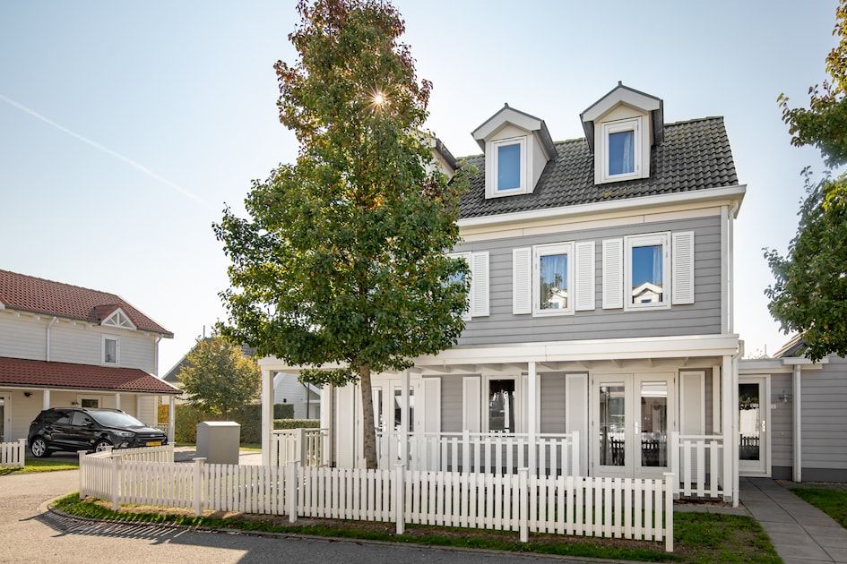 Heerenhuys Comfort 14, ein charmantes Ferienhaus in Bruinisse, Schouwen-Duiveland, Zeeland, mit einer einladenden Terrasse und einer laendlichen Umgebung.