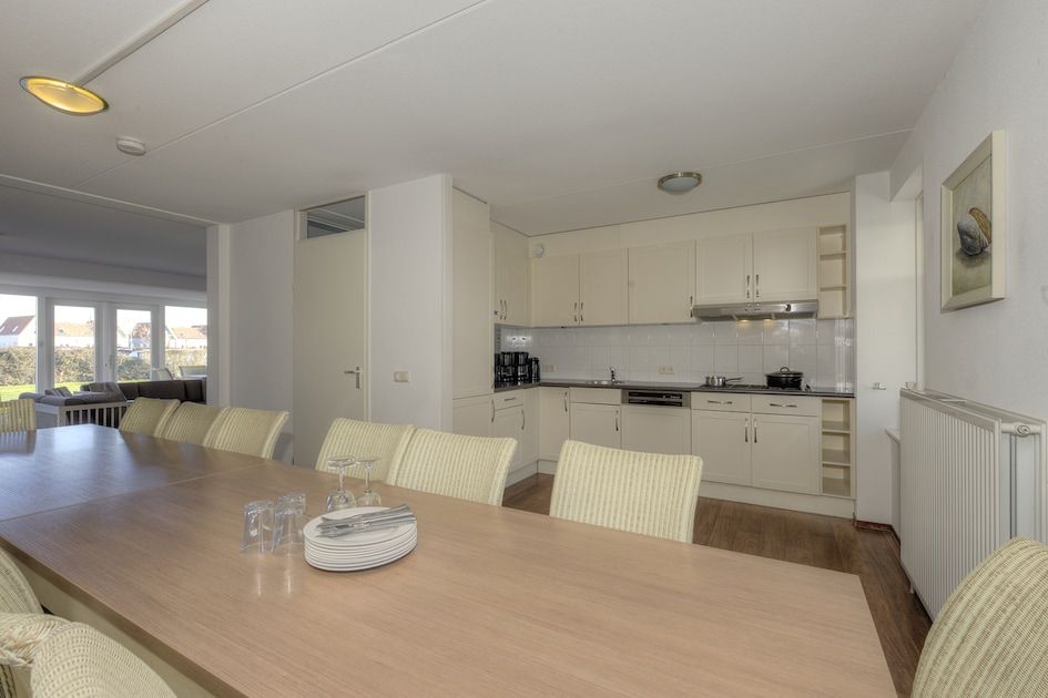 Geraeumige Kueche und Esszimmer im Ferienhaus Heerenhuys Comfort 14, Bruinisse, Schouwen-Duiveland, Zeeland, ideal fuer Familienfeiern.