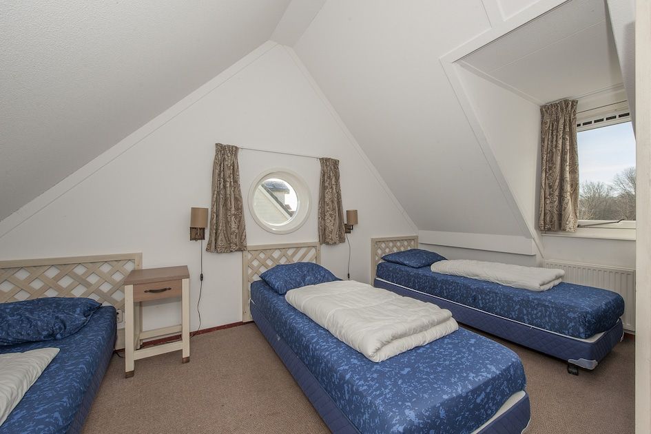 Luxurioeses Badezimmer im Ferienhaus Heerenhuys Comfort 14, Bruinisse, Zeeland mit grosser Whirlpool-Badewanne und modernem Waschbecken.