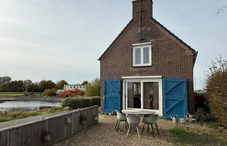 Ferienhaus in Bruinisse Ferienhaus mit Terrasse am Wasser, Schouwen-Duiveland, Zeeland.