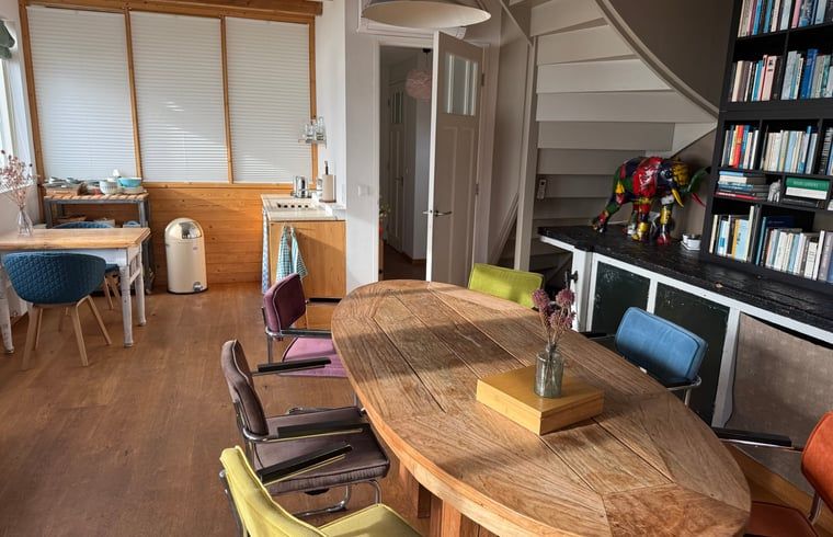 Schlafzimmer mit grossem Fenster und Blick auf die Natur in Cottage in Bruinisse, Schouwen-Duiveland.