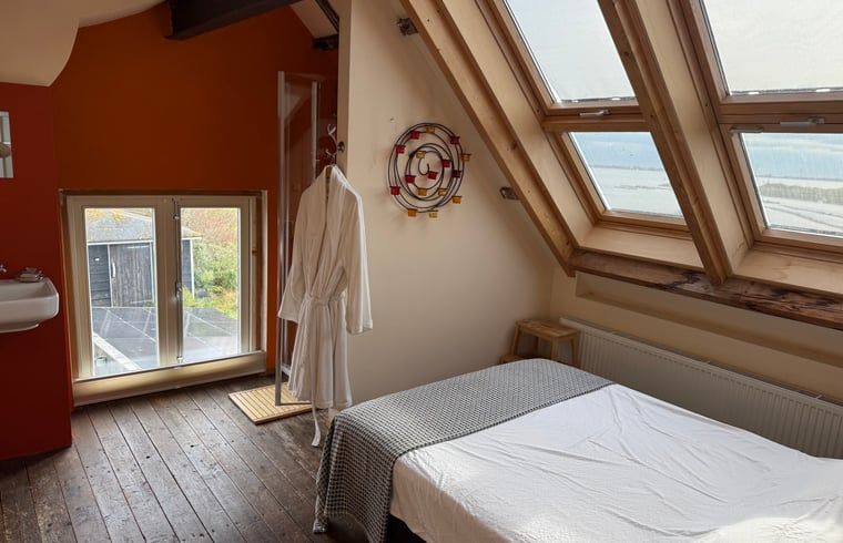 Modernes Badezimmer mit Dusche und Oberlichtern in einem Ferienhaus in Bruinisse, Schouwen-Duiveland.