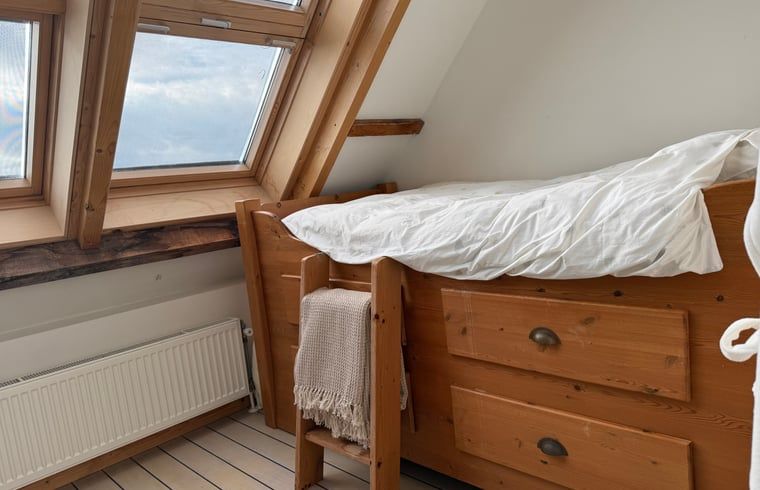 Badezimmer mit Badewanne und Blick auf die Landschaft im Cottage in Bruinisse, Zeeland.