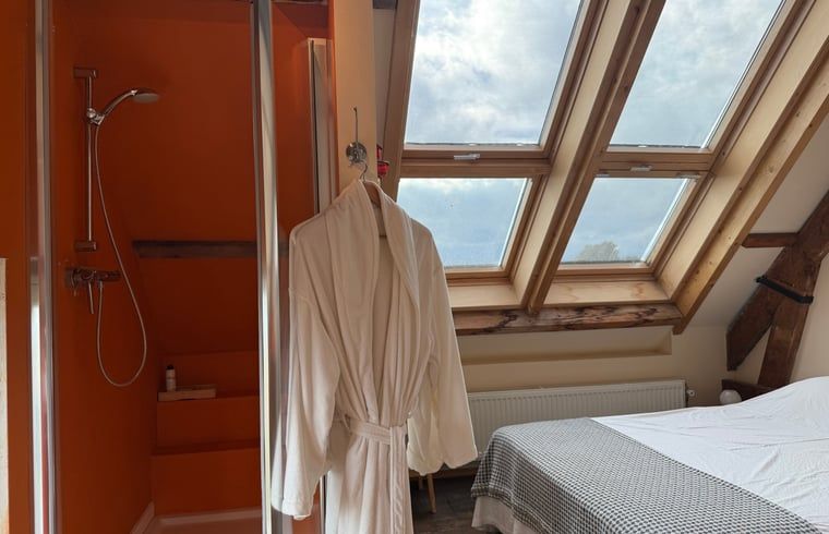 Kompakter Toilettenraum mit dekorativen Elementen in einem Ferienhaus in Bruinisse, Schouwen-Duiveland.