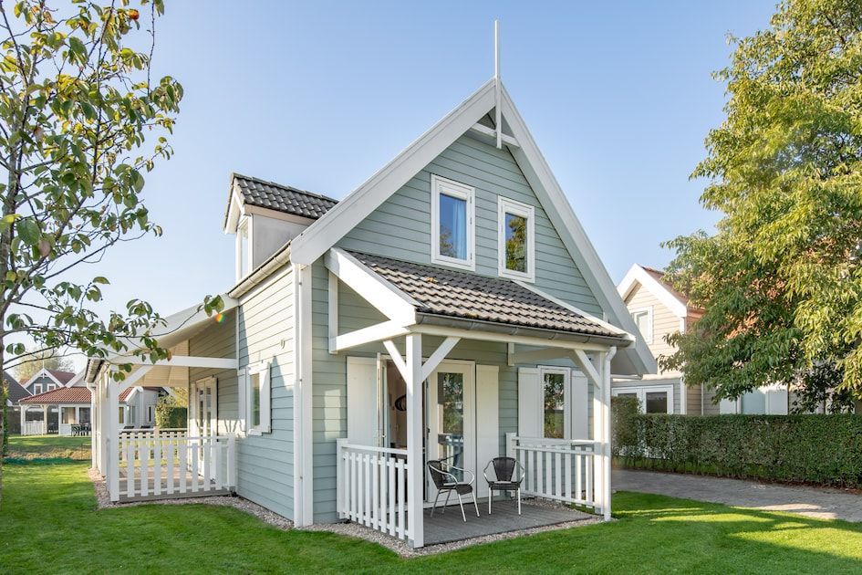 Charming Buitenhuis with sauna 6 in Bruinisse, Zeeland, with spacious veranda and green garden, ideal for a relaxing vacation.