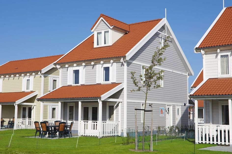 Villa Staetelaan 6, ein charmantes Ferienhaus in Bruinisse, Schouwen-Duiveland, Zeeland, mit einer einladenden Terrasse und gruener Umgebung.