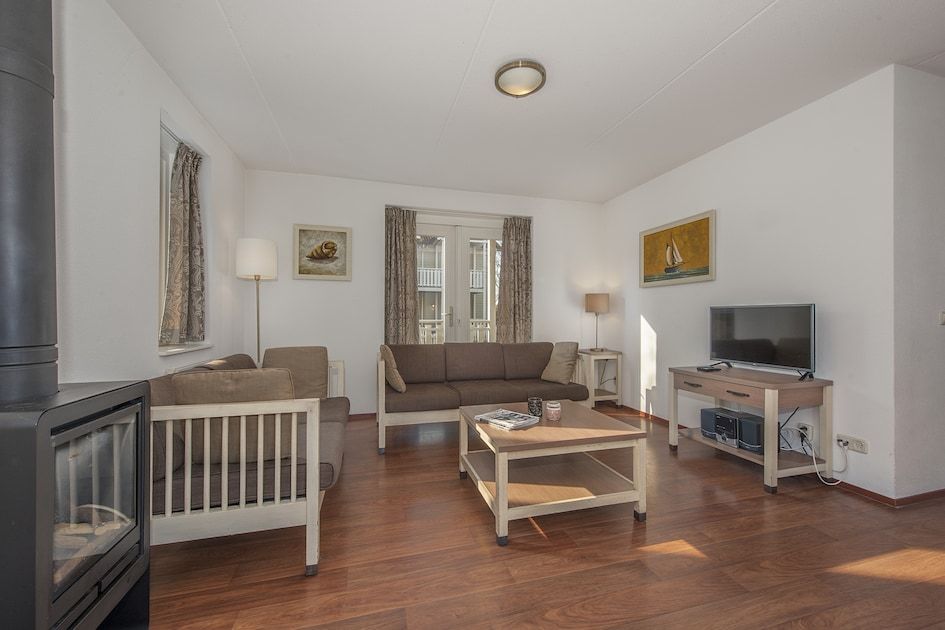 Gemuetliches Wohnzimmer in der Villa Staetelaan 6, einem Ferienhaus in Bruinisse, Schouwen-Duiveland, Zeeland mit komfortabler Sitzecke und moderner Einrichtung.