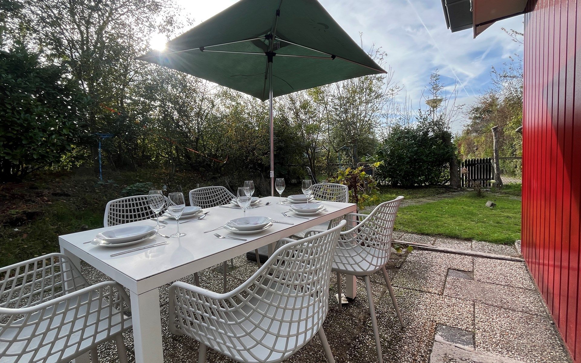 Geniet van de serene tuin en het terras van Vakantiewoning Het Ongerepte 21 'Kaatje Mossel' in Renesse, Schouwen-Duiveland, Zeeland.