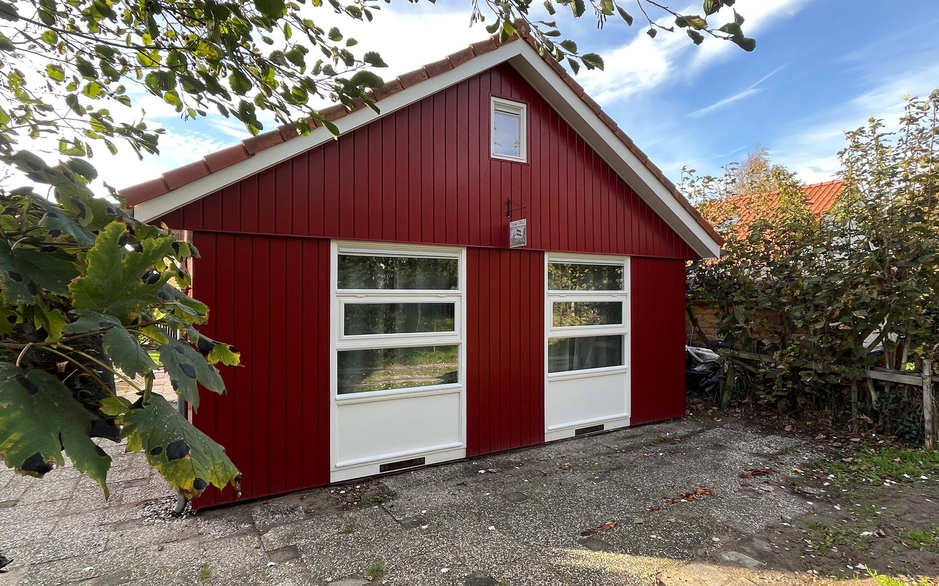 Vakantiewoning Het Ongerepte 21 'Kaatje Mossel' in Renesse, Zeeland, met charmante rode gevel en rustige omgeving.