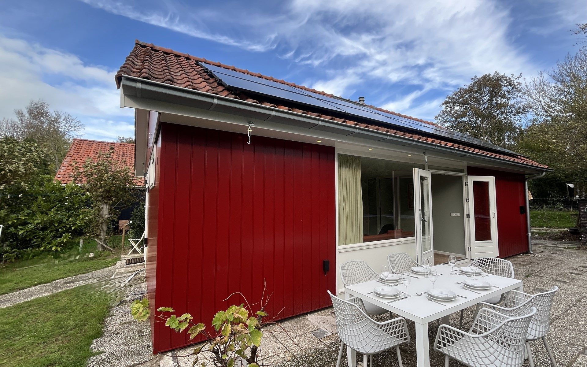 Geniet van het zonnige terras bij Vakantiewoning Het Ongerepte 21 'Kaatje Mossel' in Renesse, Schouwen-Duiveland, een charmant vakantiehuis in Zeeland.