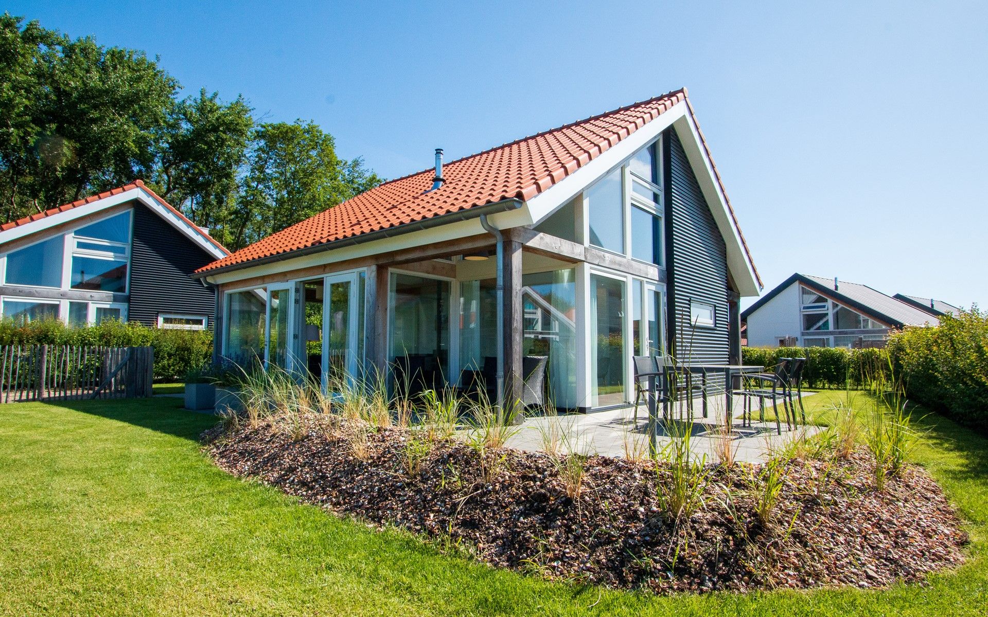 Ferienhaus Zonnedorp 12 Jolie in Renesse, Zeeland mit sonniger Terrasse und gruenem Garten.