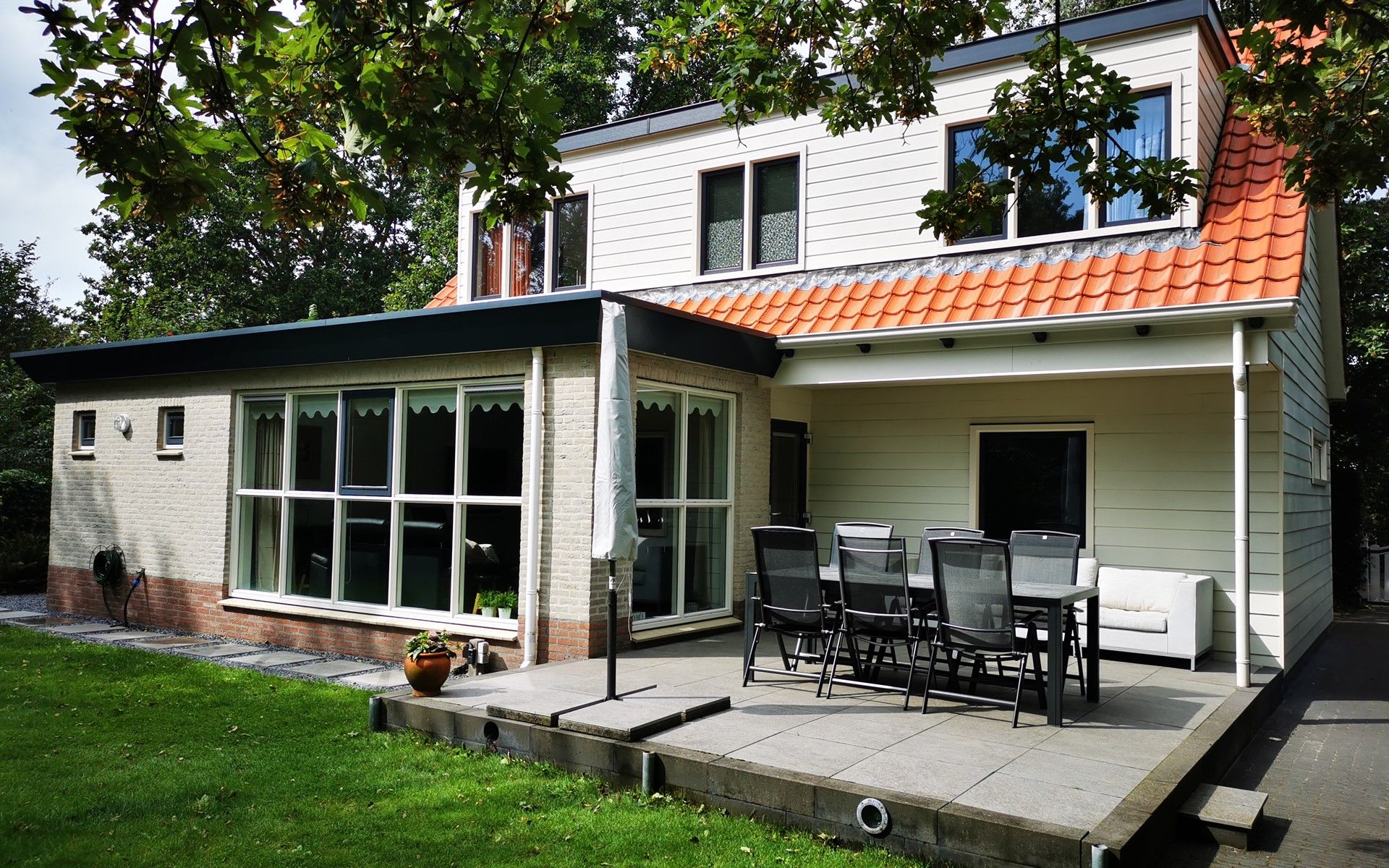 Sonnige Terrasse im Ferienhaus Duinweg 12 in Renesse, ideal fuer Entspannung in Schouwen-Duiveland, Zeeland.