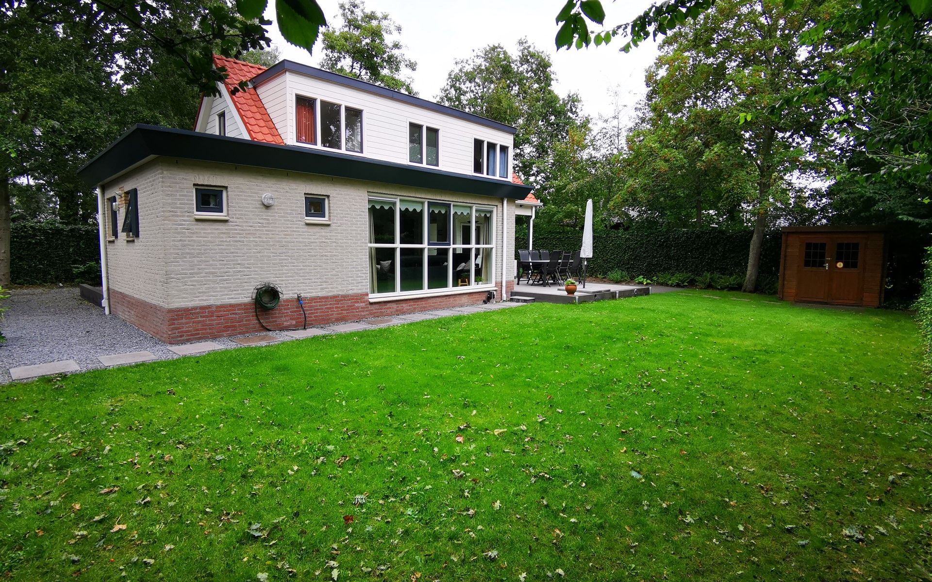 Gruener Garten am Ferienhaus Duinweg 12 in Renesse, ideal fuer Outdoor-Aktivitaeten in Zeeland.