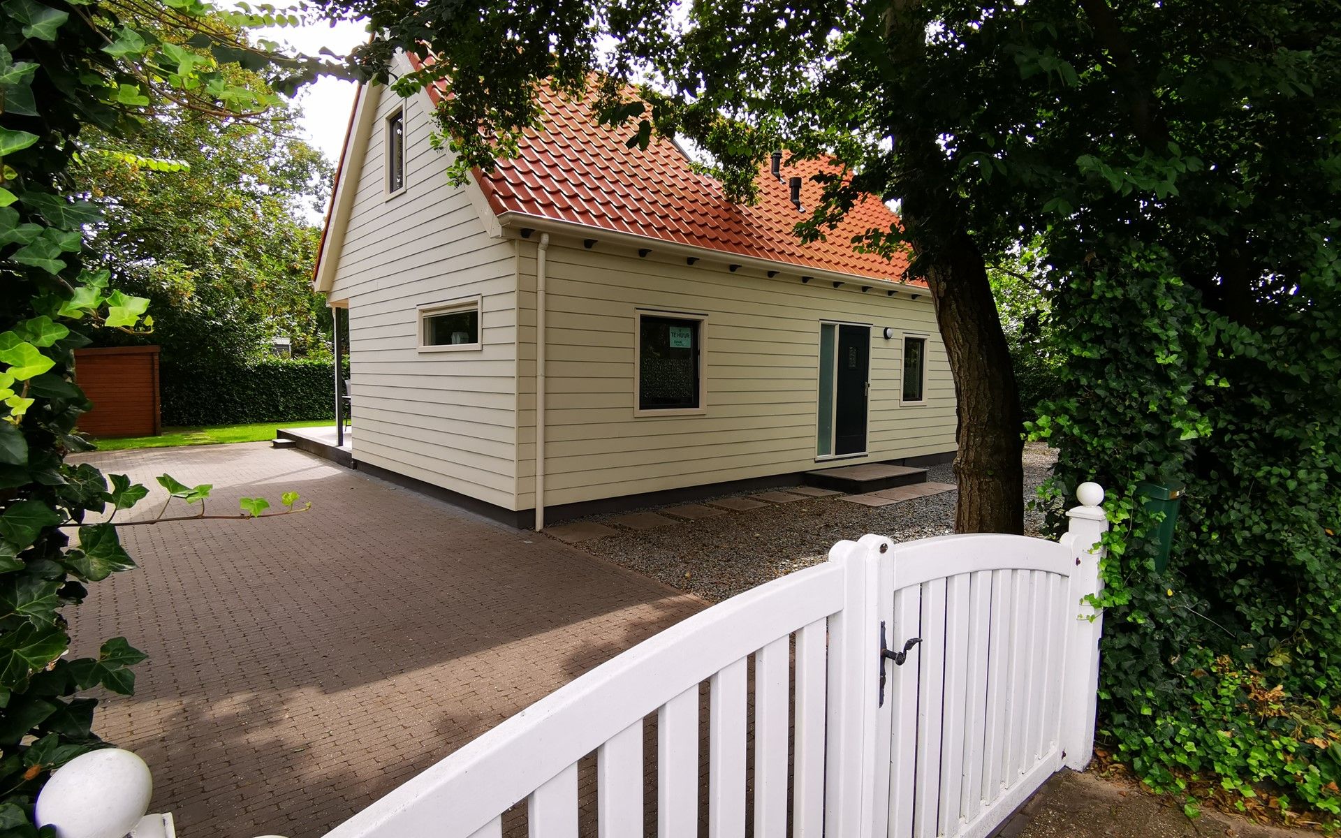 Eingang zum Holiday home Duinweg 12 in Renesse, einem gemuetlichen Ferienhaus in Schouwen-Duiveland, Zeeland.