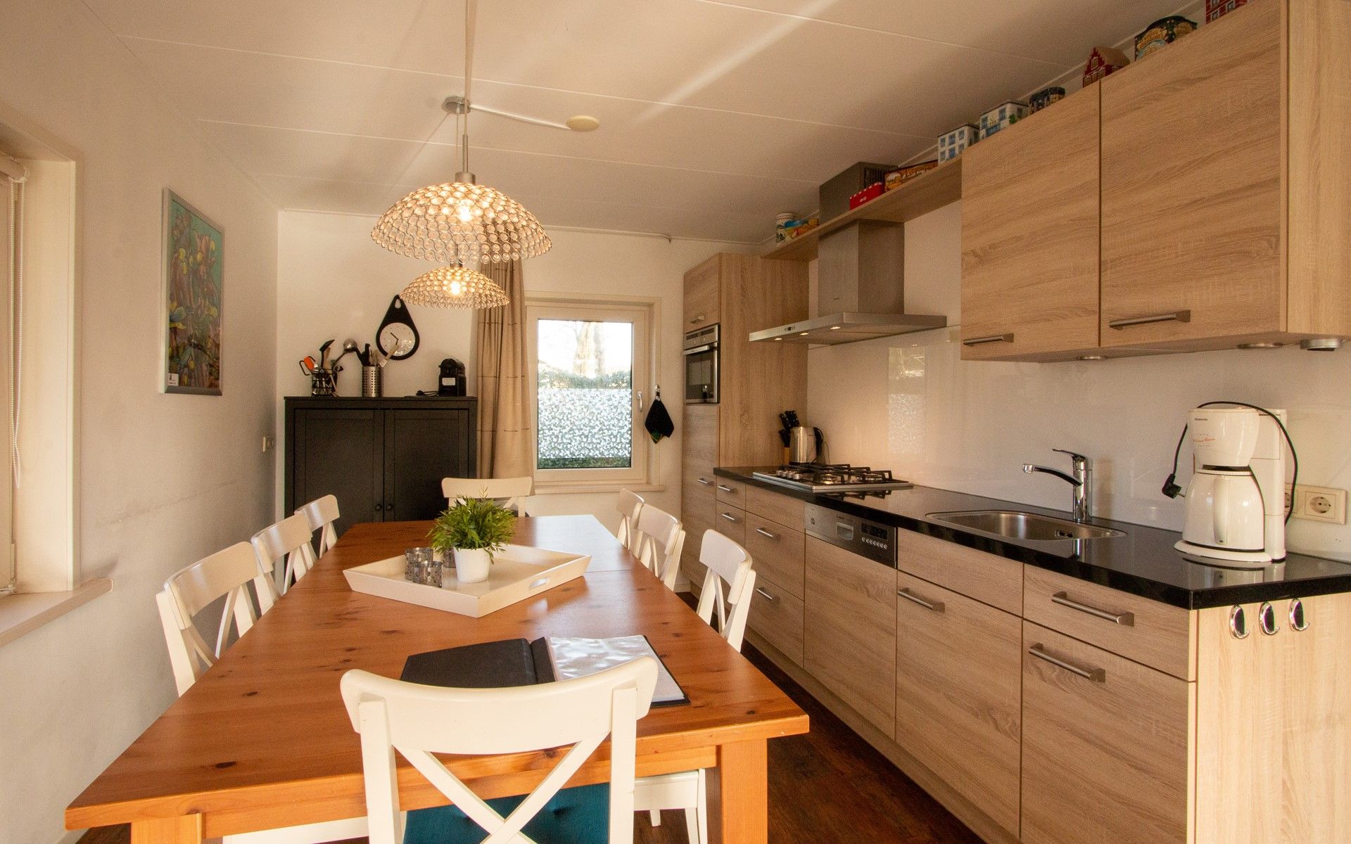 Moderne Kueche im Ferienhaus Duinweg 12 in Renesse, ideal fuer kulinarische Erlebnisse in Zeeland.