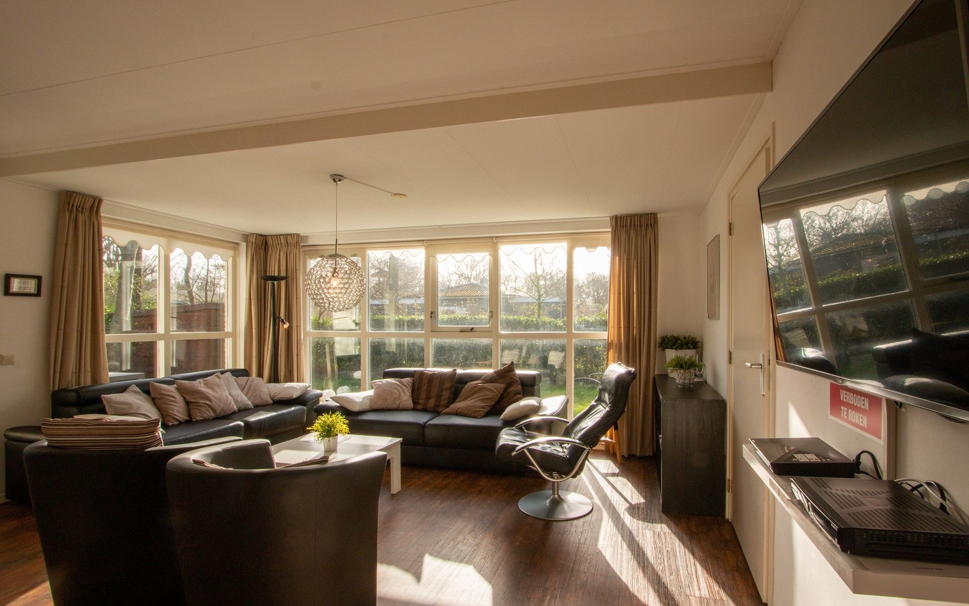 Gemuetliches Wohnzimmer des Ferienhauses Duinweg 12 in Renesse, mit viel natuerlichem Licht in Zeeland.