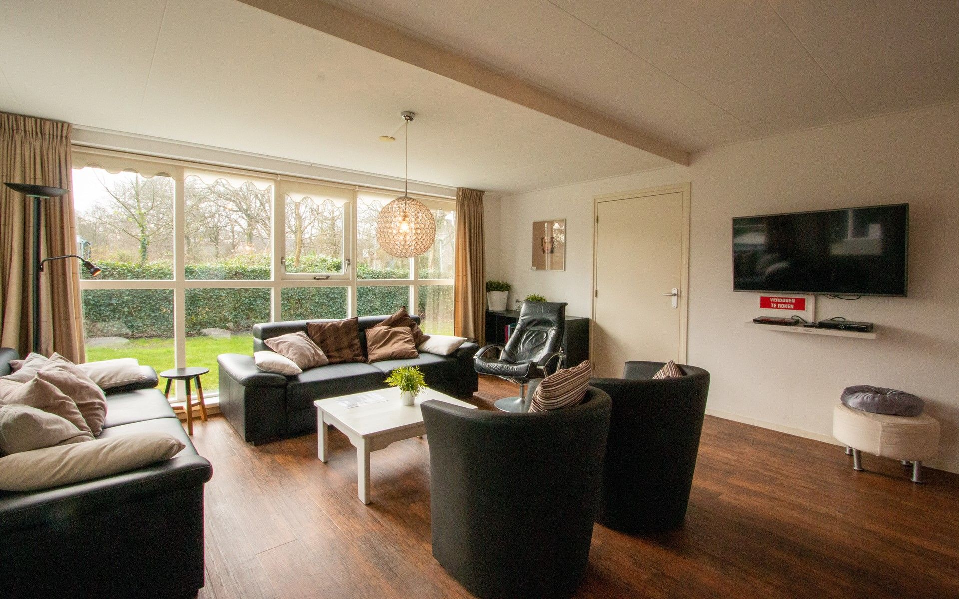 Geraeumige Sitzecke im Ferienhaus Duinweg 12 in Renesse, ideal fuer Familientreffen in Zeeland.