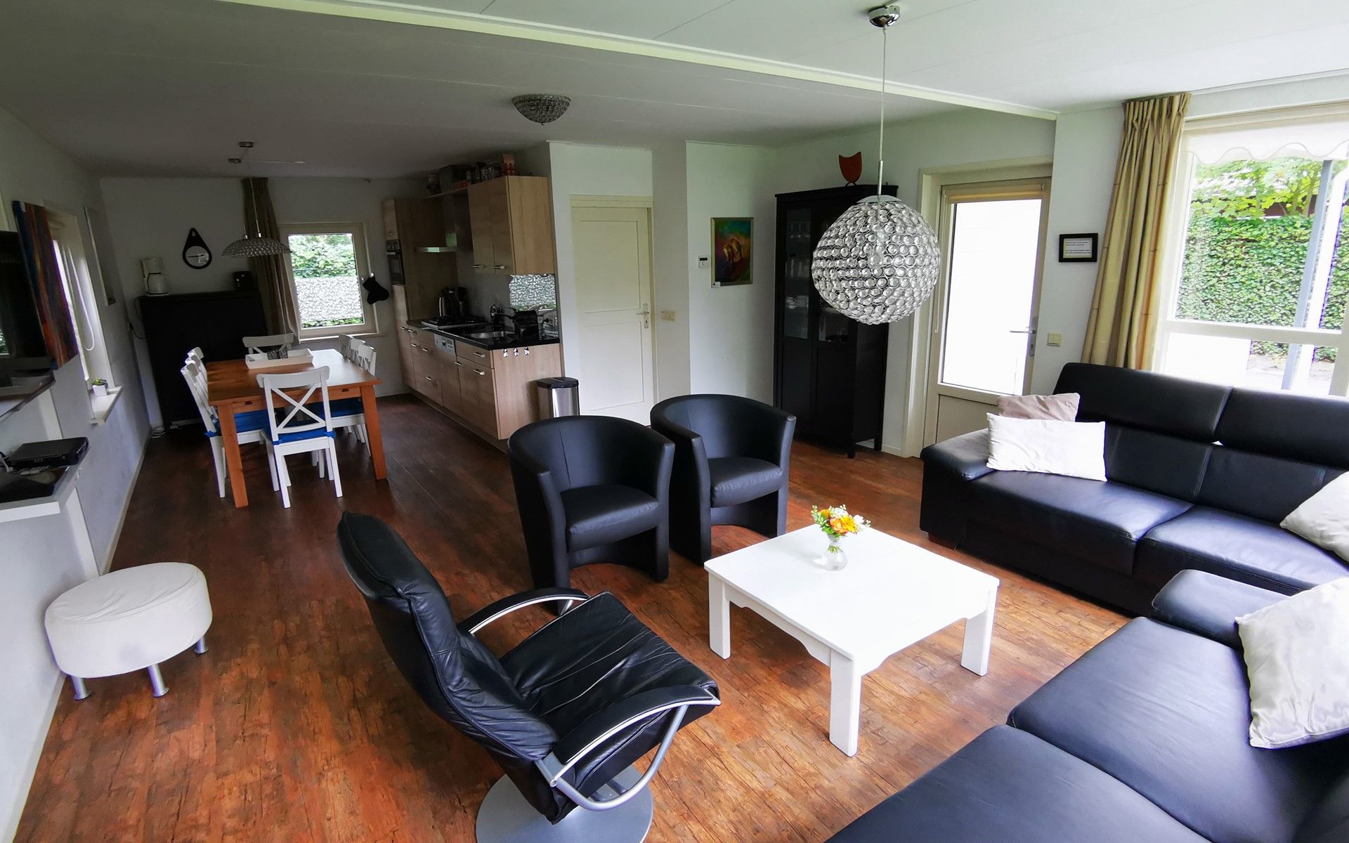 Offener Wohn- und Essbereich im Ferienhaus Duinweg 12 in Renesse, ideal fuer gesellige Momente in Zeeland.