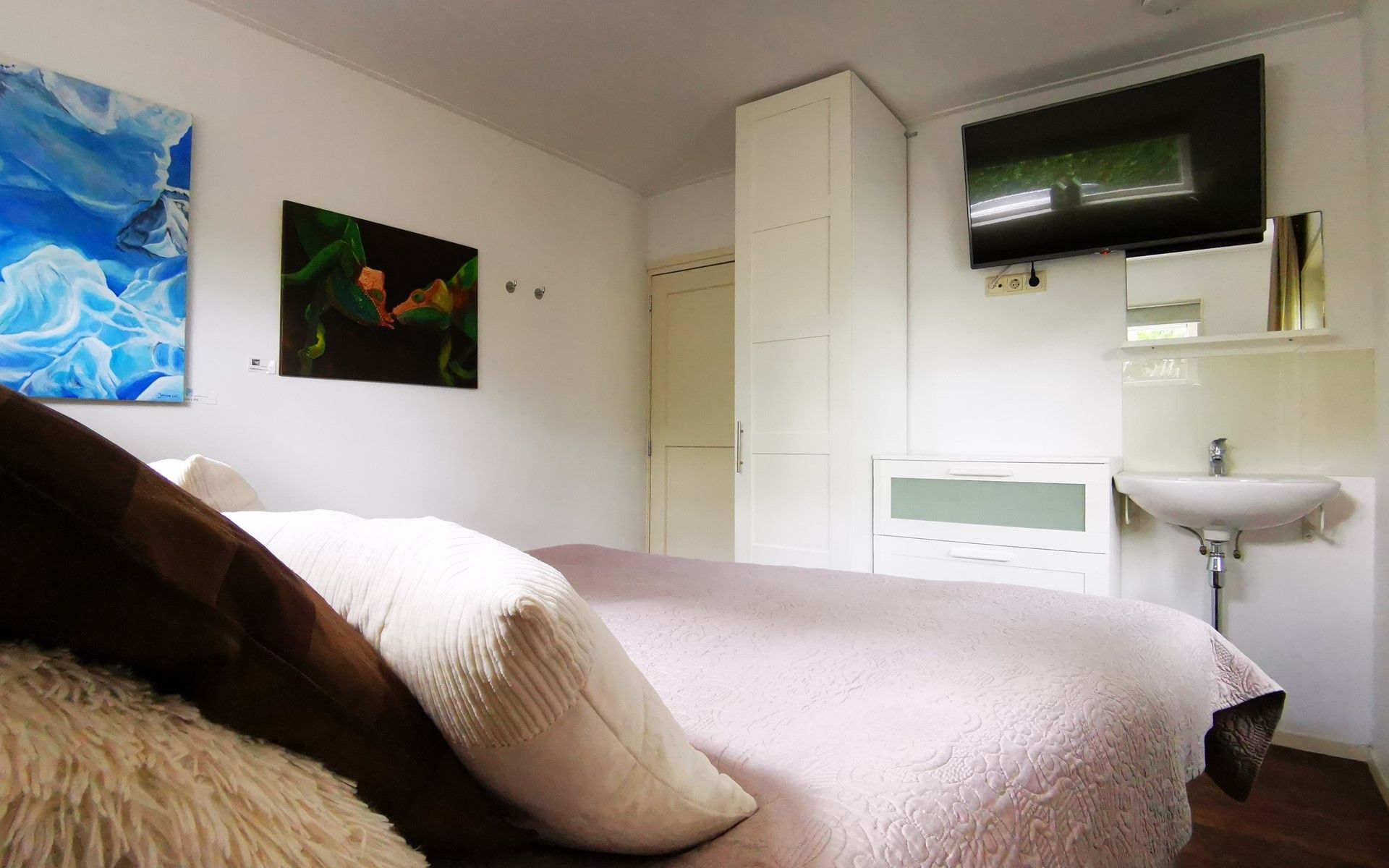 Gemuetliches Schlafzimmer im Ferienhaus Duinweg 12 in Renesse, mit Blick auf den Garten in Zeeland.