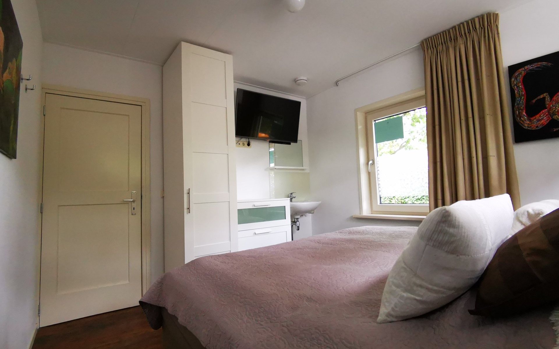 Helles Schlafzimmer mit Einzelbett im Ferienhaus Duinweg 12 in Renesse, ideal fuer Kinder in Zeeland.