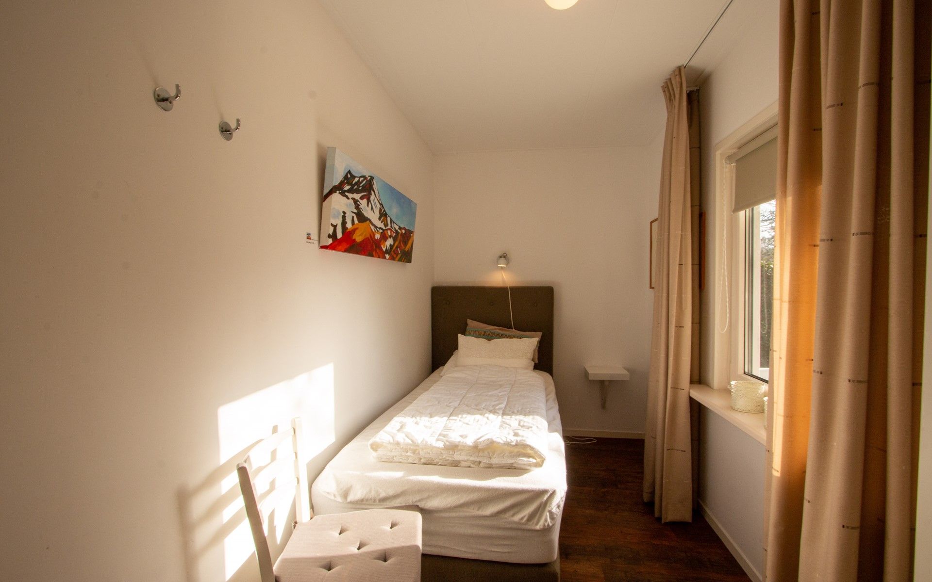 Einfaches Schlafzimmerdesign im Ferienhaus Duinweg 12 in Renesse, mit warmen Farben in Zeeland.