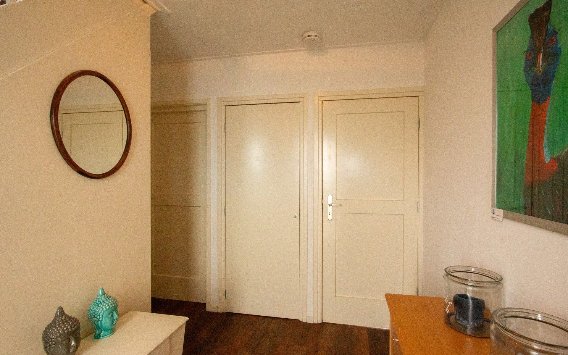 Treppe und Flur im Ferienhaus Duinweg 12 in Renesse, mit moderner Kunst in Zeeland.