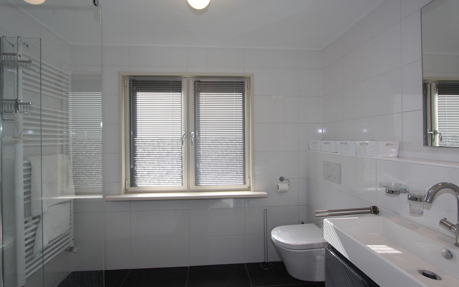 Helles Schlafzimmer mit roten Akzenten im Ferienhaus Duinweg 12 in Renesse, Zeeland.