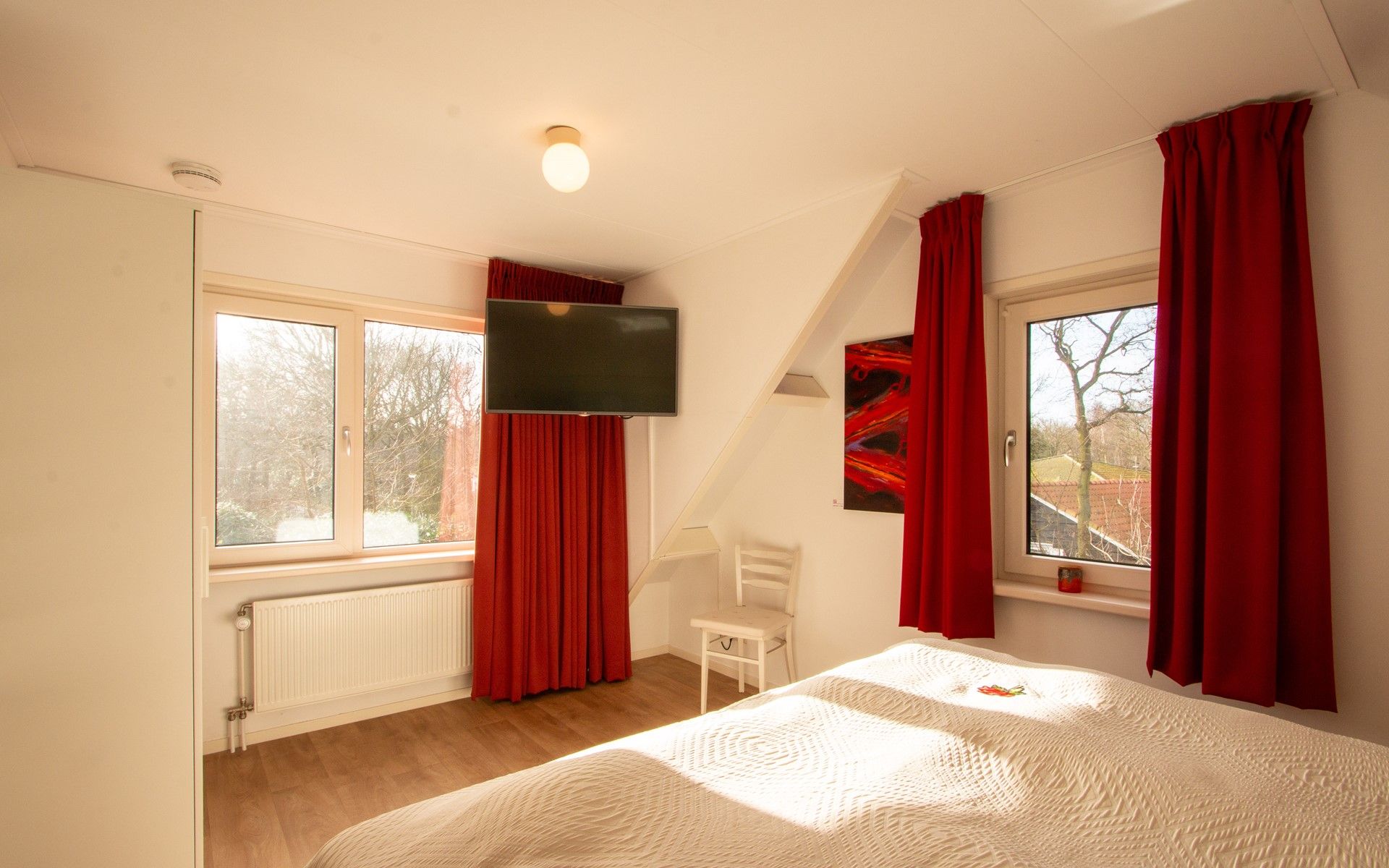 Schlafzimmer mit blauen Details im Ferienhaus Duinweg 12 in Renesse, fuer eine ruhige Atmosphaere in Zeeland.