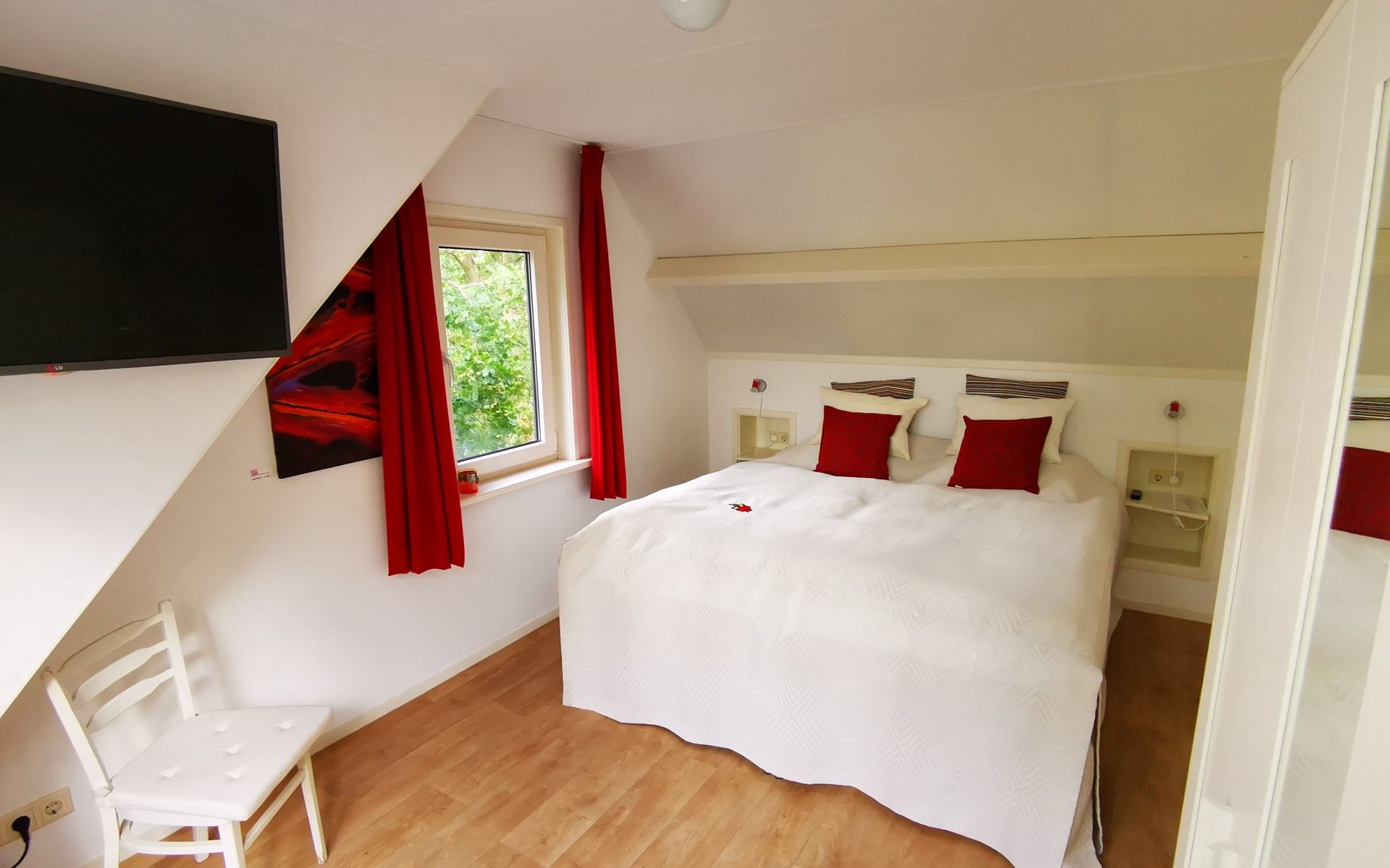 Komfortables Schlafzimmer mit Blick auf die Natur im Ferienhaus Duinweg 12 in Renesse, Zeeland.