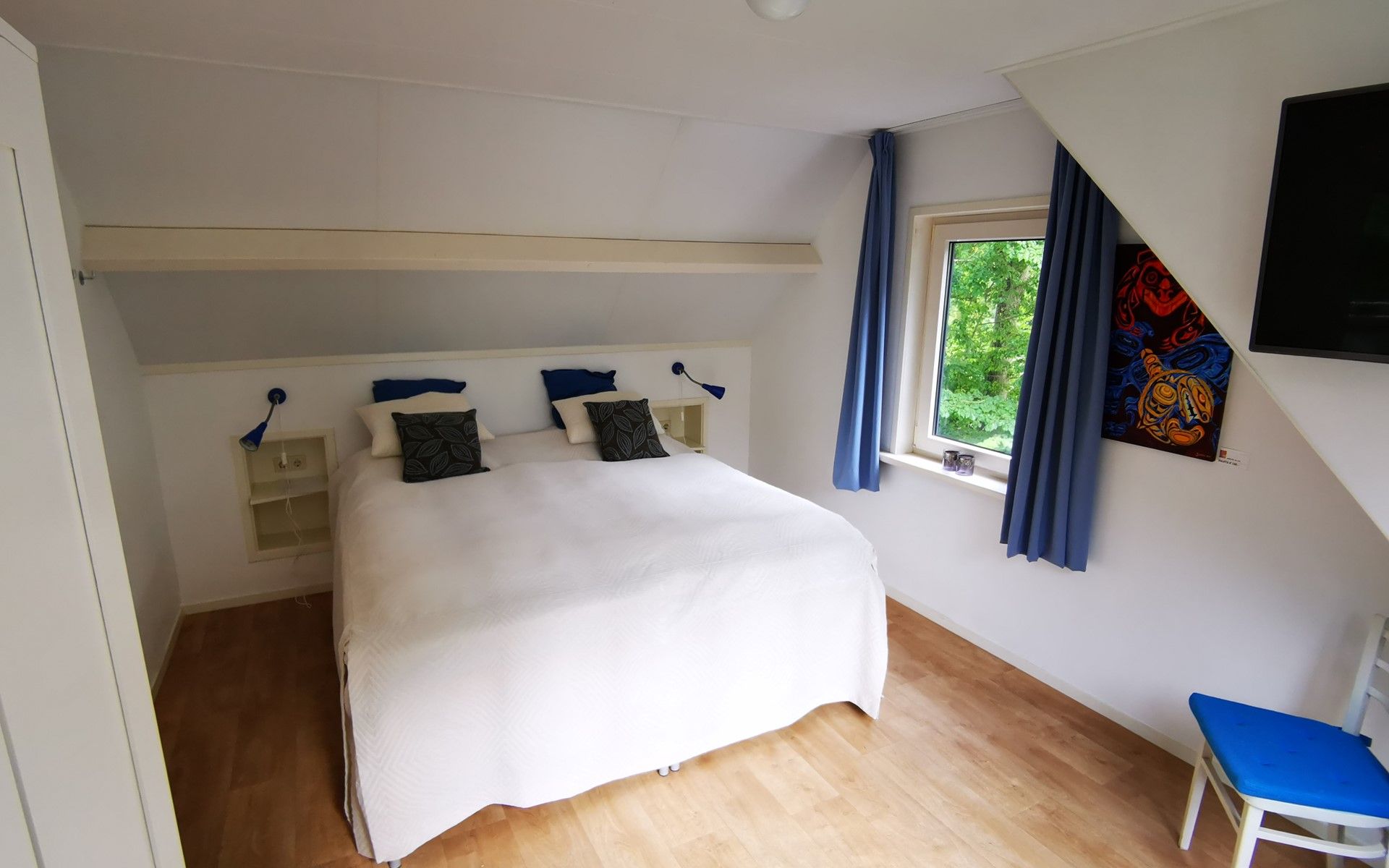 Gemuetliches, modern eingerichtetes Schlafzimmer im Ferienhaus Duinweg 12 in Renesse, Zeeland.