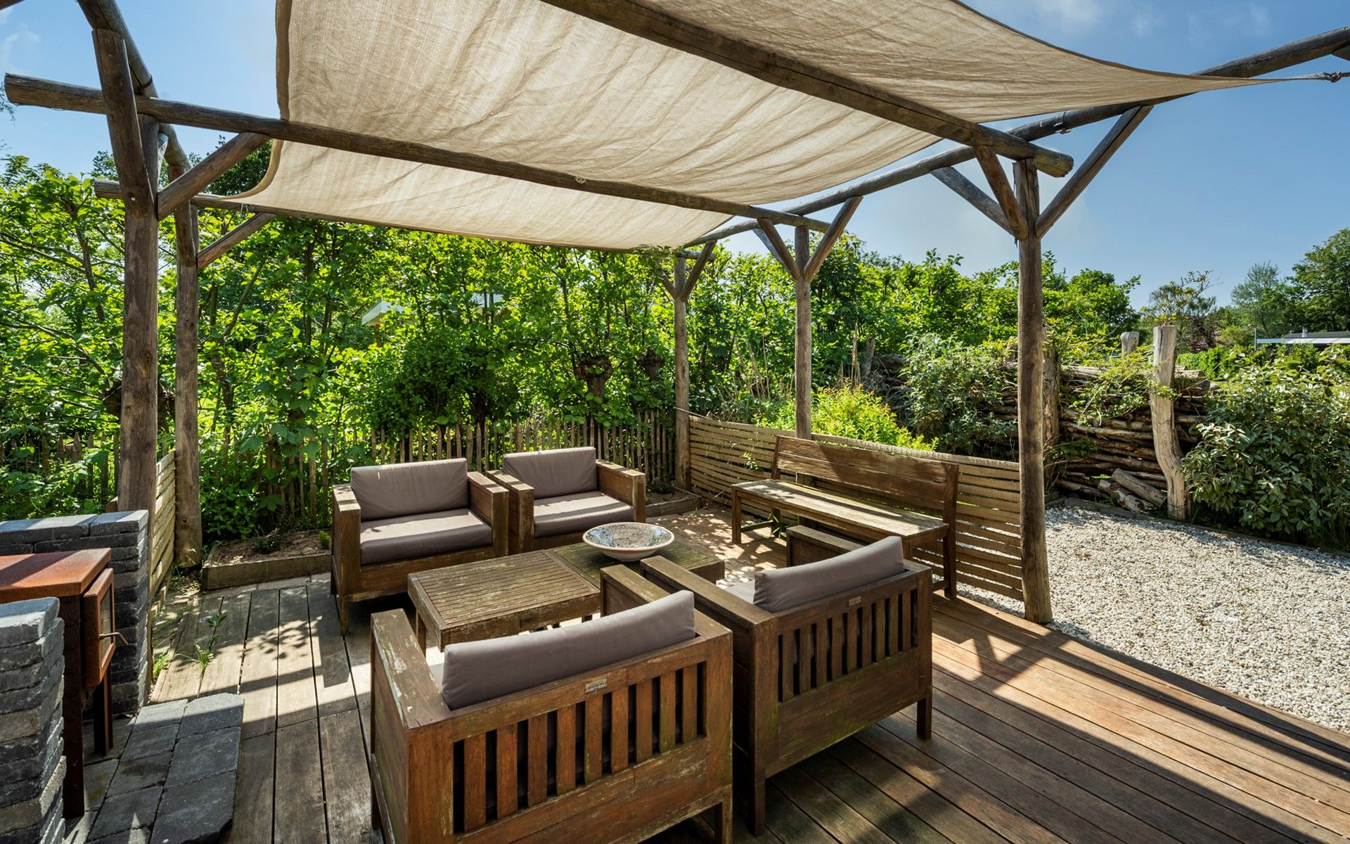 Schattiger Sitzbereich auf der Terrasse des Ferienhauses De Zuidhoek 6 in Schouwen-Duiveland.