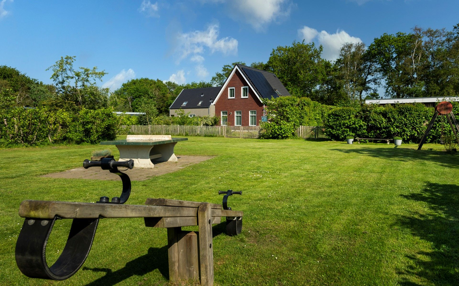 Spielgeraete und Tischtennisplatte im Garten des Ferienhauses De Zuidhoek 6 in Renesse.