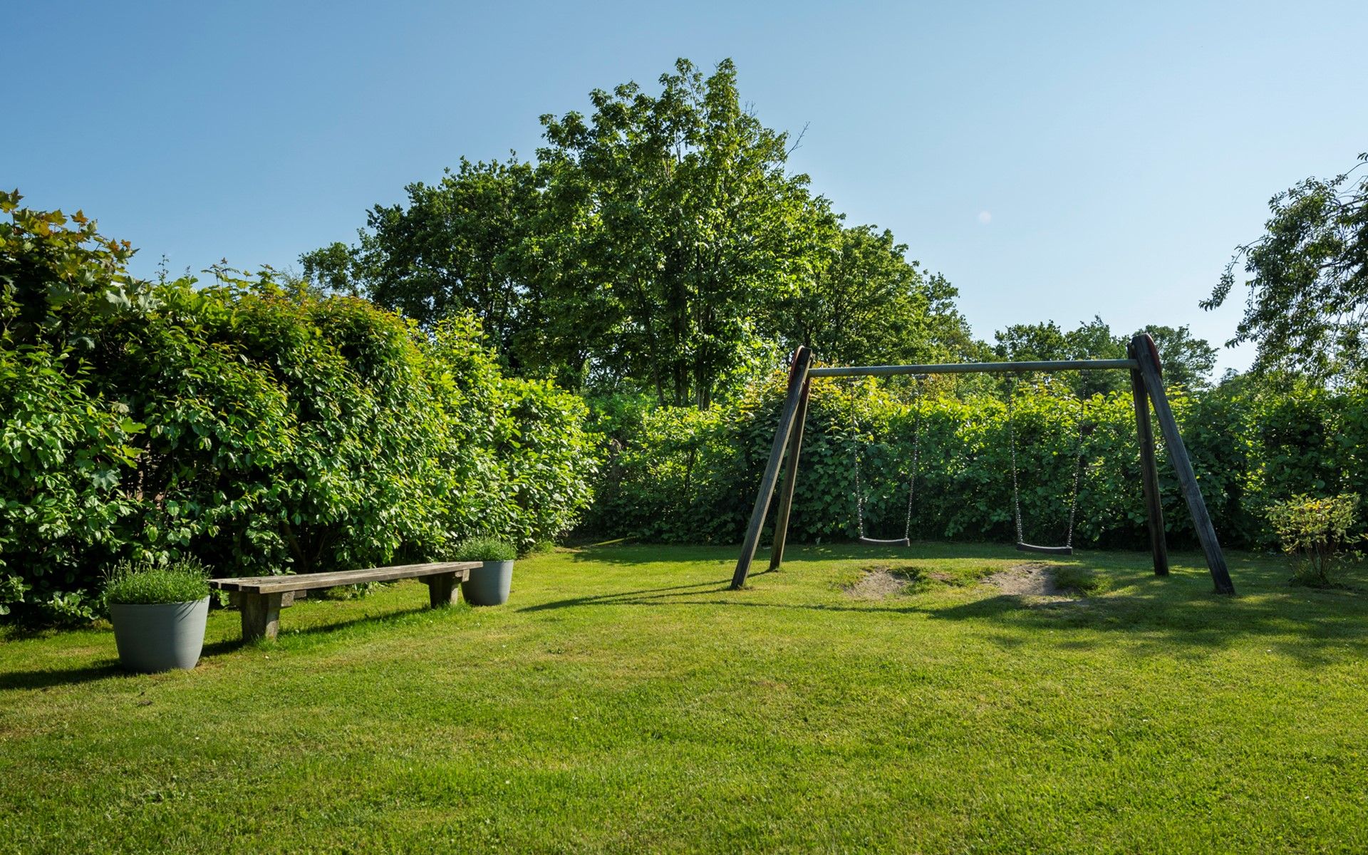 Schaukel im Garten von Holiday home De Zuidhoek 6 in Renesse, ideal fuer Kinder.