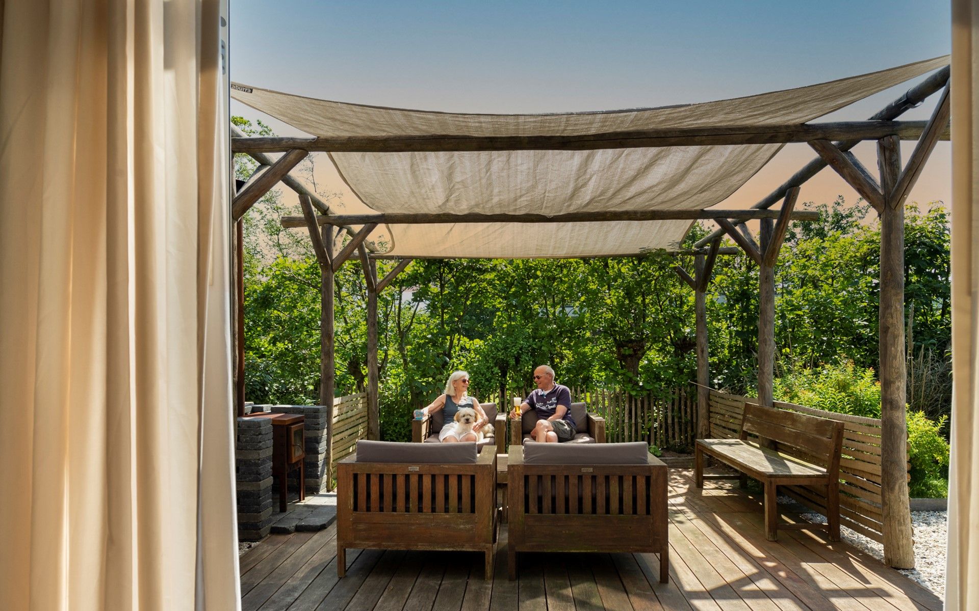 Gemuetliche Sitzecke auf der Terrasse des Ferienhauses De Zuidhoek 6 in Renesse, mit Gaesten.