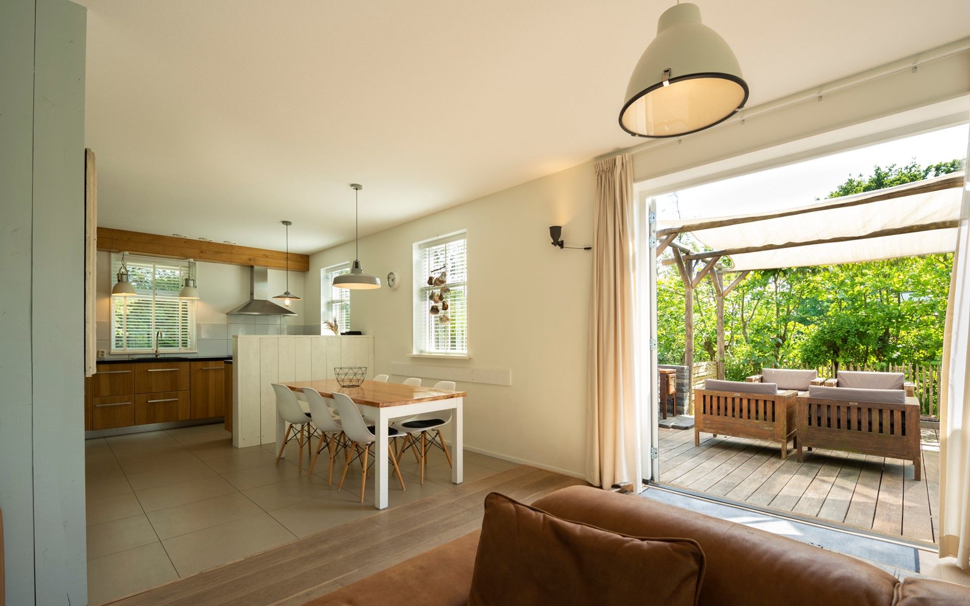 Offene Kueche und Essbereich im Ferienhaus De Zuidhoek 6 in Renesse, hell und modern.