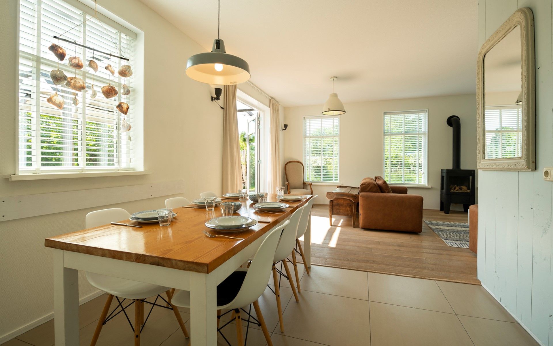 Esstisch im hellen Esszimmer des Ferienhauses De Zuidhoek 6 in Renesse, ideal fuer Familienessen.