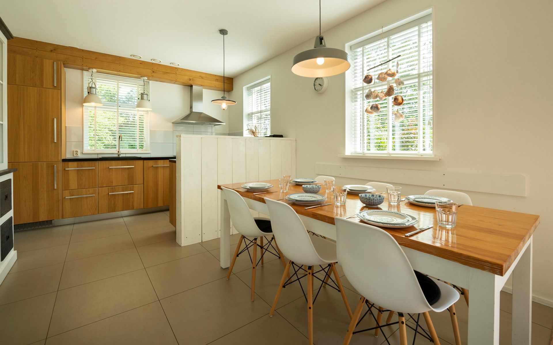 Moderne Kueche des Ferienhauses De Zuidhoek 6 in Renesse, ausgestattet mit allen Annehmlichkeiten.