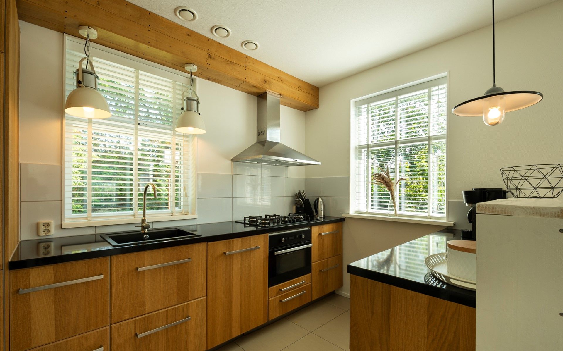 Stilvolles Kuechendesign im Ferienhaus De Zuidhoek 6 in Renesse, mit Holzelementen.