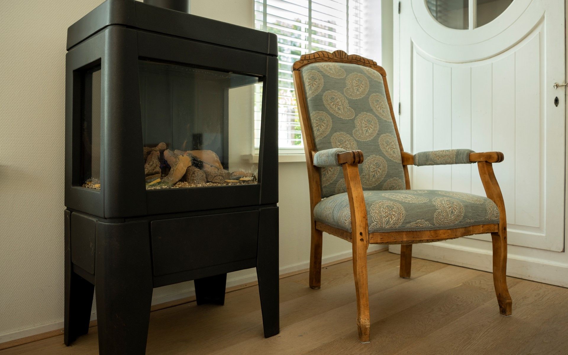 Gemuetliche Ecke mit Holzofen und antikem Stuhl im Ferienhaus De Zuidhoek 6 in Renesse.