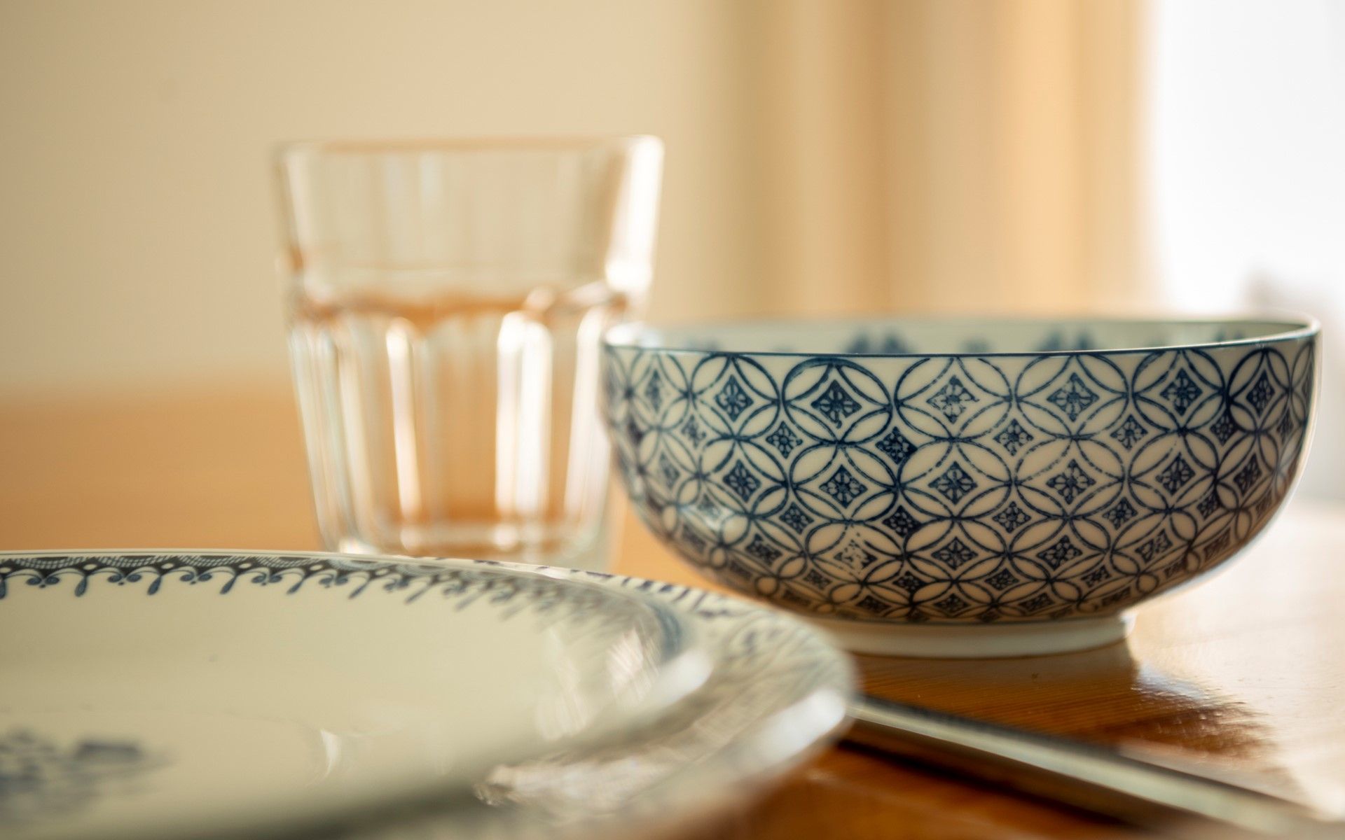 Detail des Geschirrs im Ferienhaus De Zuidhoek 6 in Renesse, mit elegantem Muster.