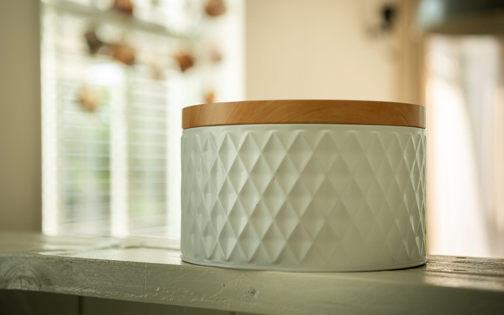 Stilvoller Vorratstopf in der Kueche des Ferienhauses De Zuidhoek 6 in Renesse, praktisch und dekorativ.