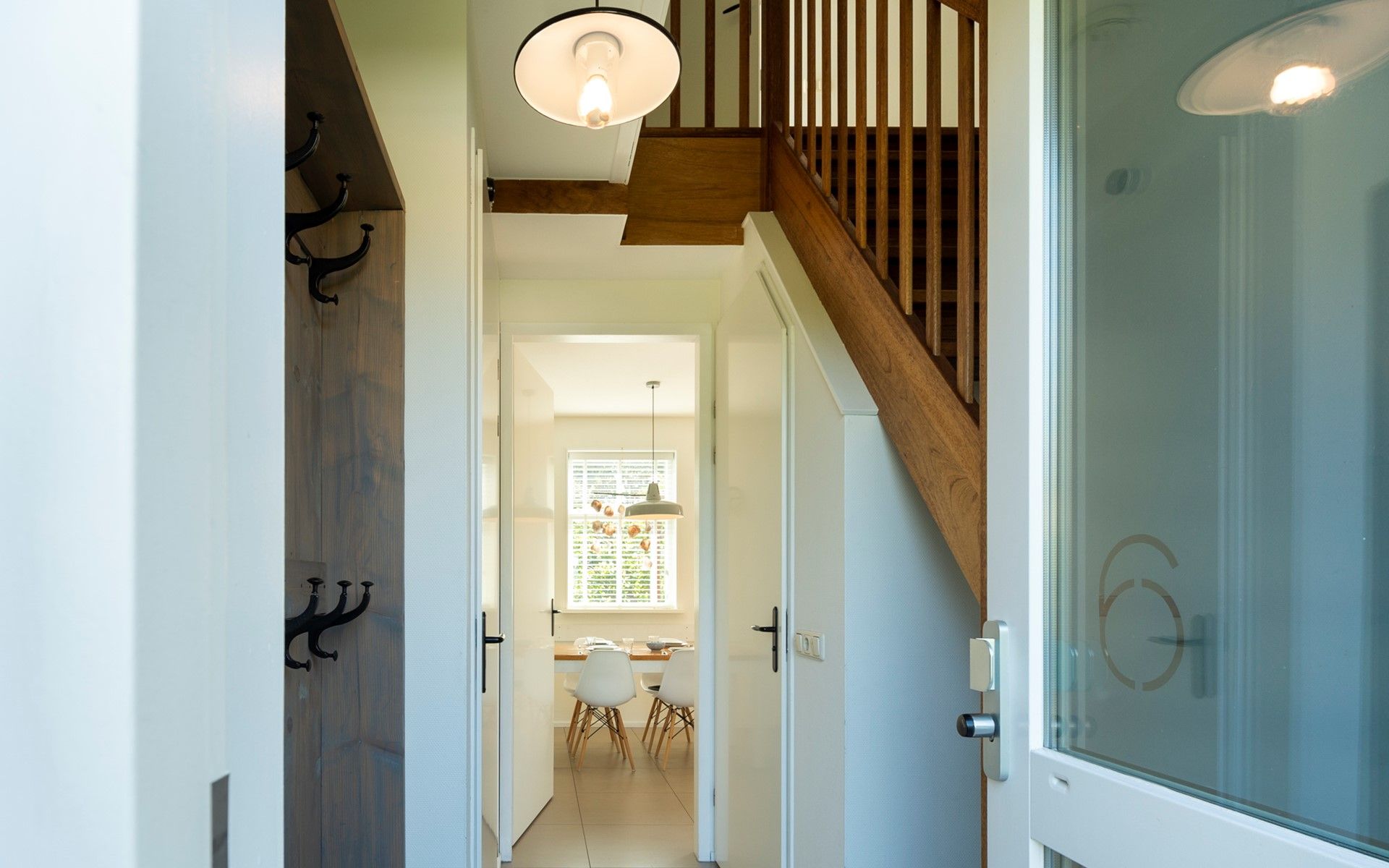 Eingangshalle des Ferienhauses De Zuidhoek 6 in Renesse, mit Treppe und viel Licht.